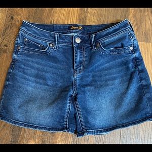 Seven 7 Denim Shorts sz 8~ EUC~5 1/2 inch